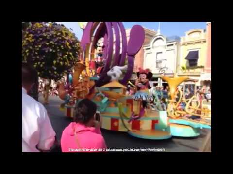 Lisa Surihani: Disneyland Parade