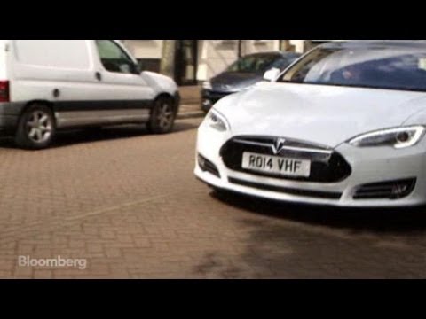 Tesla Delivers First Right Hand Drive Model S in UK