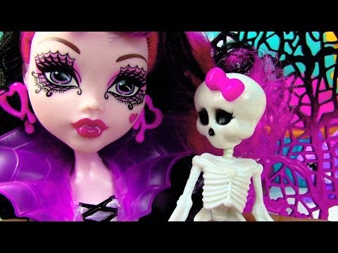 Monster High Draculaura Ghouls Rule Wings Costume Doll Movie Opening Toy Review Skeleton