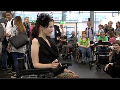 Rollstuhl Modeschau Models Mode nach Maß