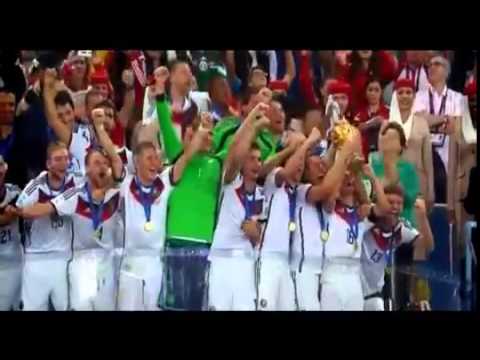 ドイツ優勝の表彰式！トロフィーを掲げる瞬間　2014ワールドカップ決勝戦