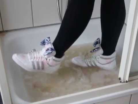 Jana write on, fill, messy and squeaks her Adidas Top Ten Hi shiny white silver in shower