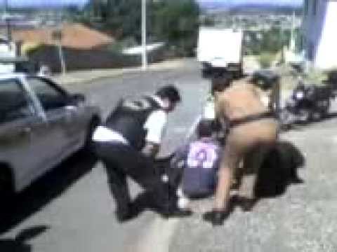 Brazilian police woman handcuffs  a man and cages him in her car trunk