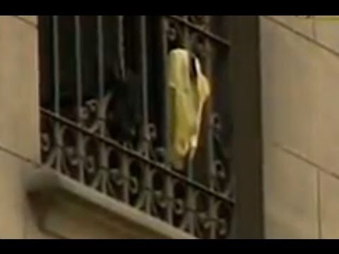 Captan ropa interior colgada en ventana del Palacio de Gobierno